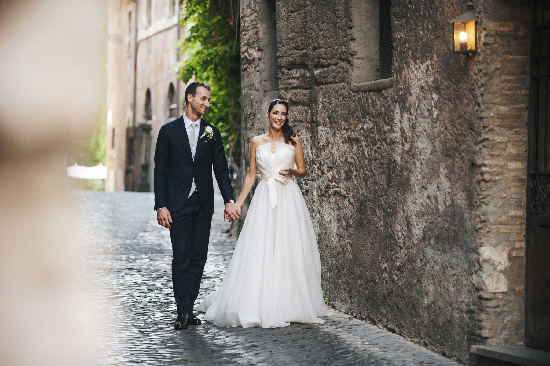 Fotografo di matrimonio a Roma: passeggiare a Trastevere